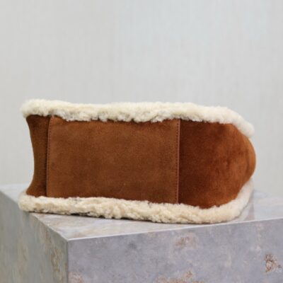 img_f8c0bdc9_20241218_1734493056_206_jpg LE 5 À 7 SMALL SUPPLE 23 IN AMBER ORANGE SUEDE AND WHITE LAMB FUR TRIM