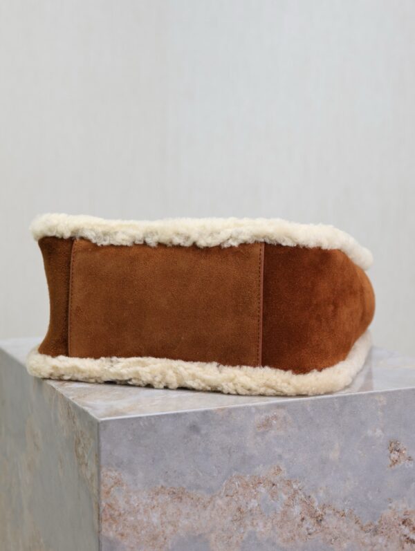 img_f8c0bdc9_20241218_1734493056_206_jpg LE 5 À 7 SMALL SUPPLE 23 IN AMBER ORANGE SUEDE AND WHITE LAMB FUR TRIM