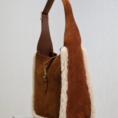 img_f8c0bdc9_20241218_1734493056_724_jpg LE 5 À 7 SMALL SUPPLE 23 IN AMBER ORANGE SUEDE AND WHITE LAMB FUR TRIM
