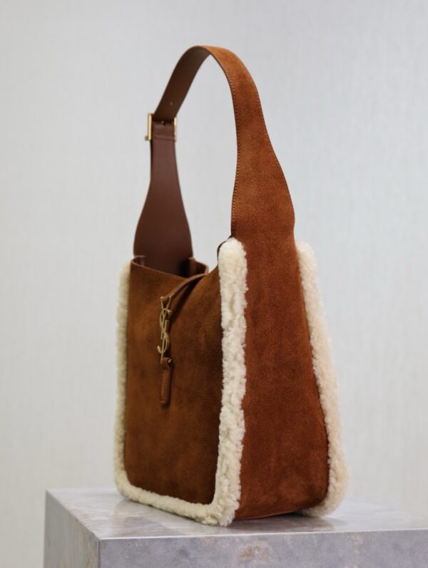 img_f8c0bdc9_20241218_1734493056_724_jpg LE 5 À 7 SMALL SUPPLE 23 IN AMBER ORANGE SUEDE AND WHITE LAMB FUR TRIM