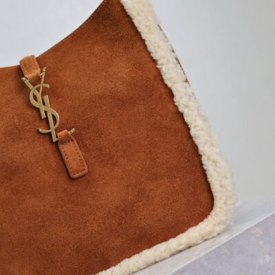 img_f8c0bdc9_20241218_1734493057_190_jpg LE 5 À 7 SMALL SUPPLE 23 IN AMBER ORANGE SUEDE AND WHITE LAMB FUR TRIM