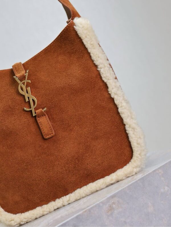 img_f8c0bdc9_20241218_1734493057_190_jpg LE 5 À 7 SMALL SUPPLE 23 IN AMBER ORANGE SUEDE AND WHITE LAMB FUR TRIM