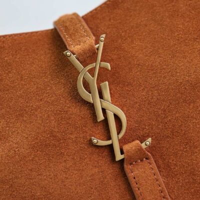 img_f8c0bdc9_20241218_1734493057_299_jpg LE 5 À 7 SMALL SUPPLE 23 IN AMBER ORANGE SUEDE AND WHITE LAMB FUR TRIM