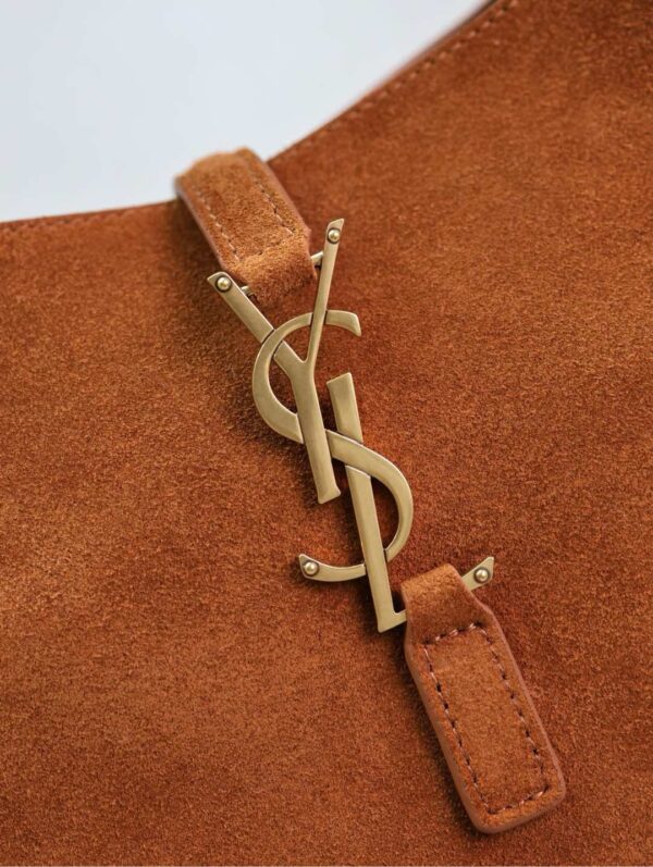 img_f8c0bdc9_20241218_1734493057_299_jpg LE 5 À 7 SMALL SUPPLE 23 IN AMBER ORANGE SUEDE AND WHITE LAMB FUR TRIM