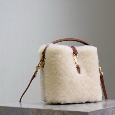 img_f8c0bdc9_20241218_1734493145_188_jpg LE 37 MINI BUCKET BAG 15 IN CREAM SHEARLING AND BROWN LEATHER TRIM
