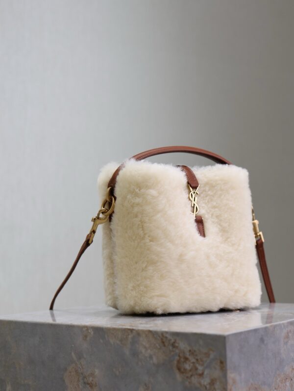 img_f8c0bdc9_20241218_1734493145_188_jpg LE 37 MINI BUCKET BAG 15 IN CREAM SHEARLING AND BROWN LEATHER TRIM