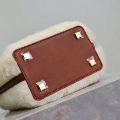 img_f8c0bdc9_20241218_1734493145_290_jpg LE 37 MINI BUCKET BAG 15 IN CREAM SHEARLING AND BROWN LEATHER TRIM