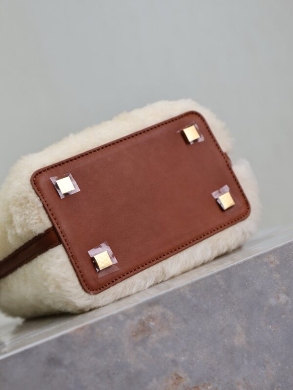 img_f8c0bdc9_20241218_1734493145_290_jpg LE 37 MINI BUCKET BAG 15 IN CREAM SHEARLING AND BROWN LEATHER TRIM