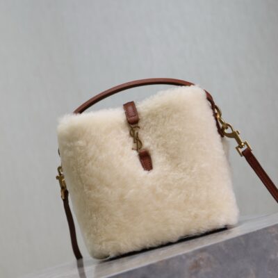 img_f8c0bdc9_20241218_1734493145_324_jpg LE 37 MINI BUCKET BAG 15 IN CREAM SHEARLING AND BROWN LEATHER TRIM