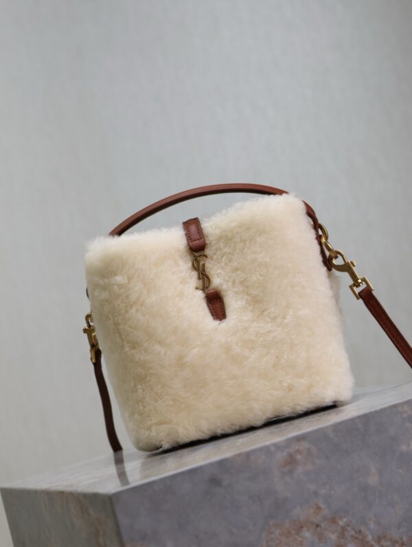 img_f8c0bdc9_20241218_1734493145_324_jpg LE 37 MINI BUCKET BAG 15 IN CREAM SHEARLING AND BROWN LEATHER TRIM