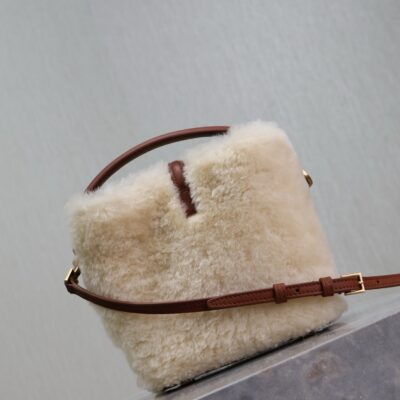 img_f8c0bdc9_20241218_1734493145_512_jpg LE 37 MINI BUCKET BAG 15 IN CREAM SHEARLING AND BROWN LEATHER TRIM