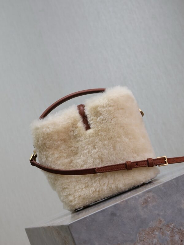 img_f8c0bdc9_20241218_1734493145_512_jpg LE 37 MINI BUCKET BAG 15 IN CREAM SHEARLING AND BROWN LEATHER TRIM