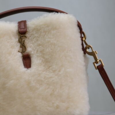 img_f8c0bdc9_20241218_1734493145_571_jpg LE 37 MINI BUCKET BAG 15 IN CREAM SHEARLING AND BROWN LEATHER TRIM