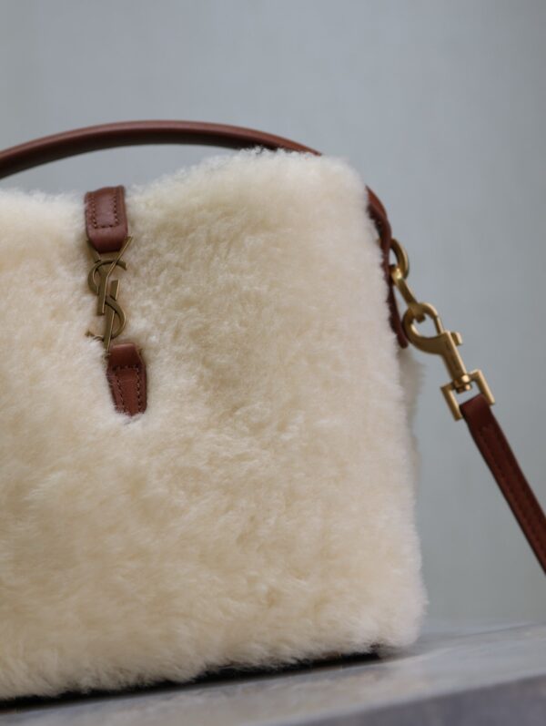 img_f8c0bdc9_20241218_1734493145_571_jpg LE 37 MINI BUCKET BAG 15 IN CREAM SHEARLING AND BROWN LEATHER TRIM