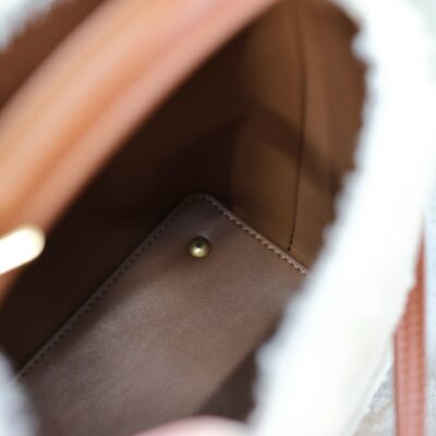img_f8c0bdc9_20241218_1734493145_710_jpg LE 37 MINI BUCKET BAG 15 IN CREAM SHEARLING AND BROWN LEATHER TRIM