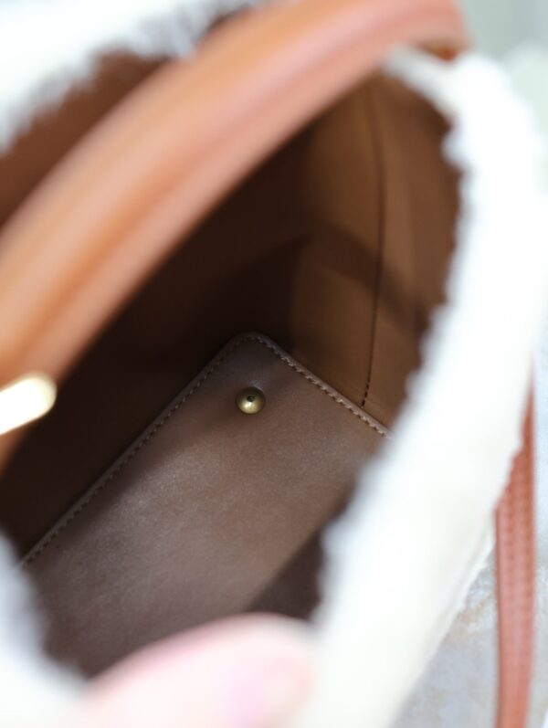 img_f8c0bdc9_20241218_1734493145_710_jpg LE 37 MINI BUCKET BAG 15 IN CREAM SHEARLING AND BROWN LEATHER TRIM