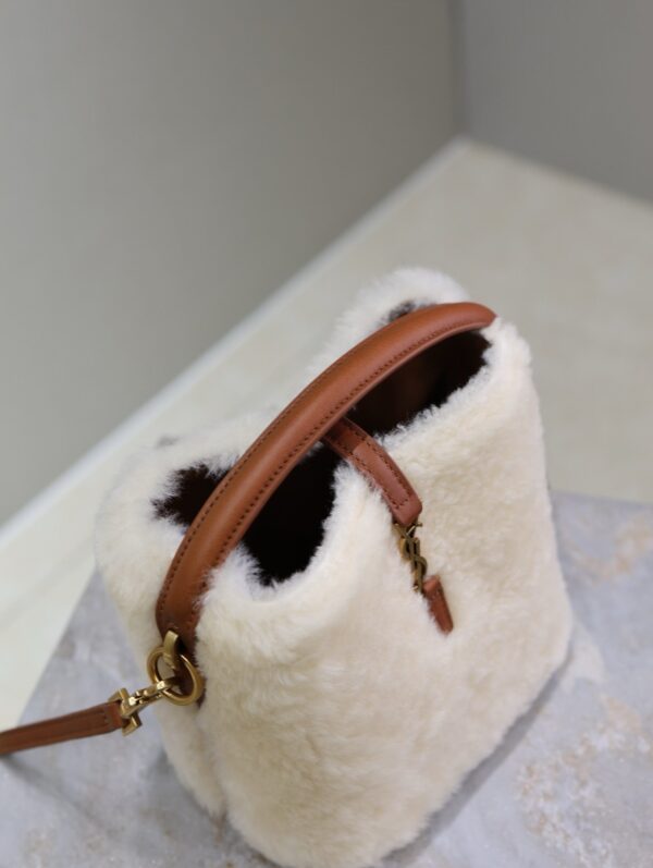 img_f8c0bdc9_20241218_1734493145_875_jpg LE 37 MINI BUCKET BAG 15 IN CREAM SHEARLING AND BROWN LEATHER TRIM