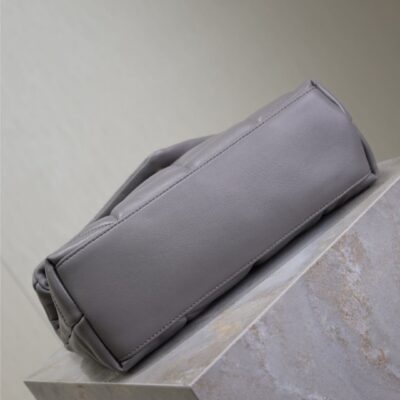 YSL 25S LOULOU PUFFER MEDIUM 29 IN SMOKY LAVENDER CALFSKIN